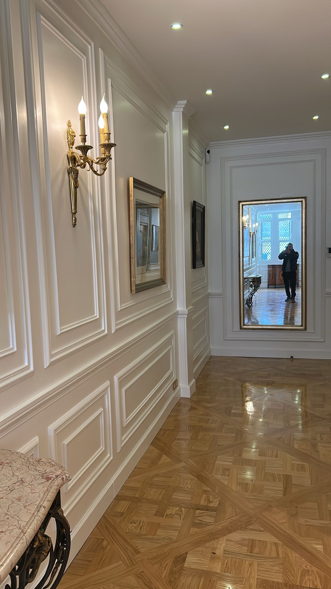 L’élégance des moulures en bois (Paris 7ème) L’Art de la Menuiserie au Service de votre Intérieur