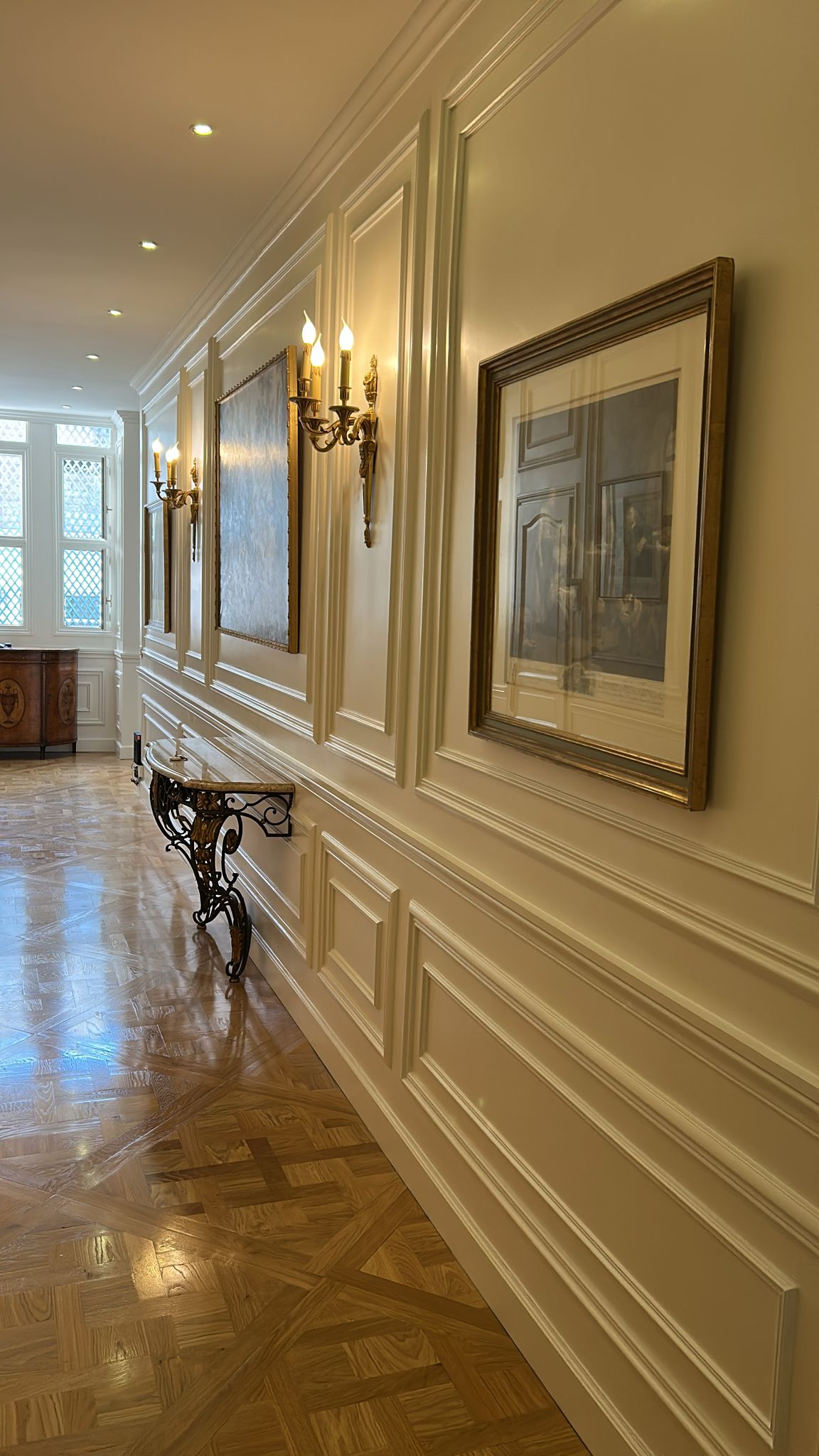 L’élégance des moulures en bois (Paris 7ème) L’Art de la Menuiserie au Service de votre Intérieur