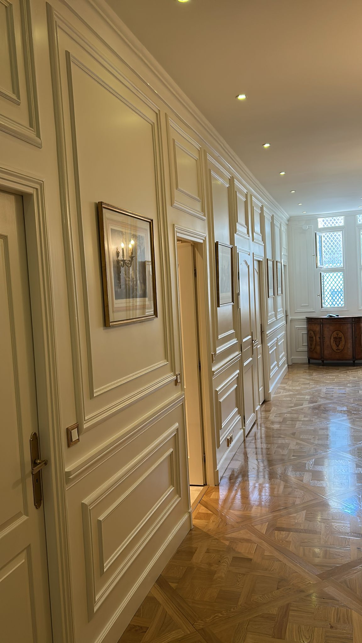 L’élégance des moulures en bois (Paris 7ème) L’Art de la Menuiserie au Service de votre Intérieur