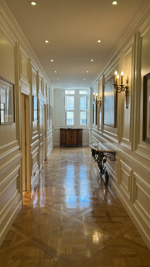 L’élégance des moulures en bois (Paris 7ème) L’Art de la Menuiserie au Service de votre Intérieur - SARL ASSILE