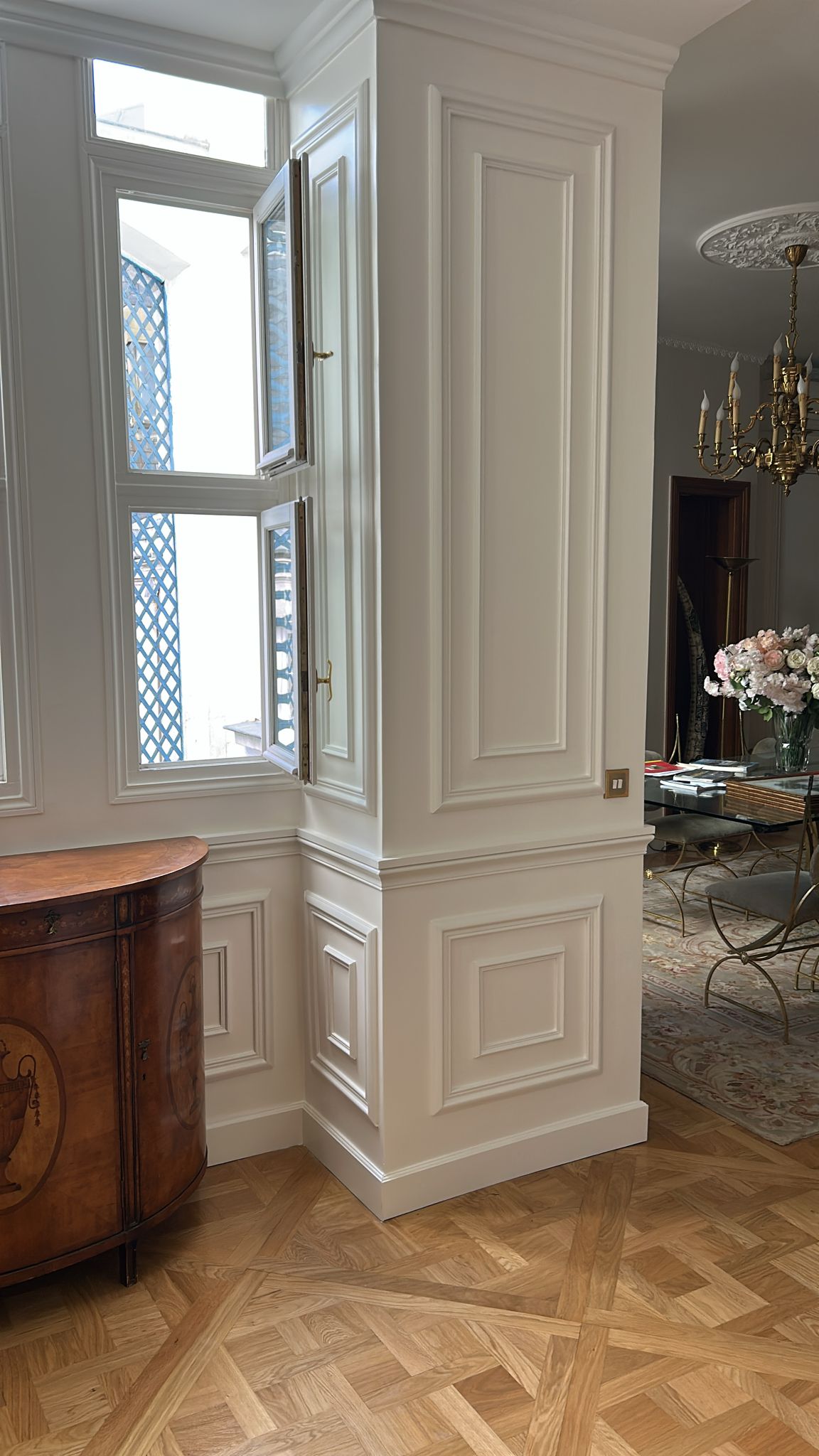 L’élégance des moulures en bois (Paris 7ème) L’Art de la Menuiserie au Service de votre Intérieur