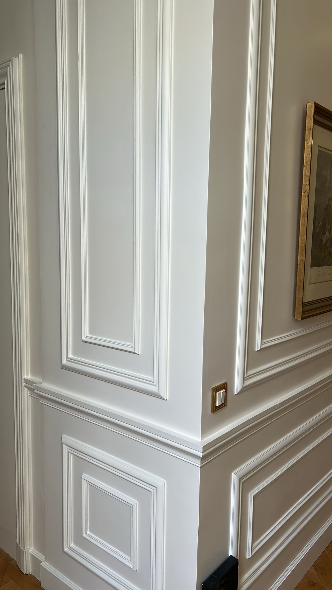 L’élégance des moulures en bois (Paris 7ème) L’Art de la Menuiserie au Service de votre Intérieur