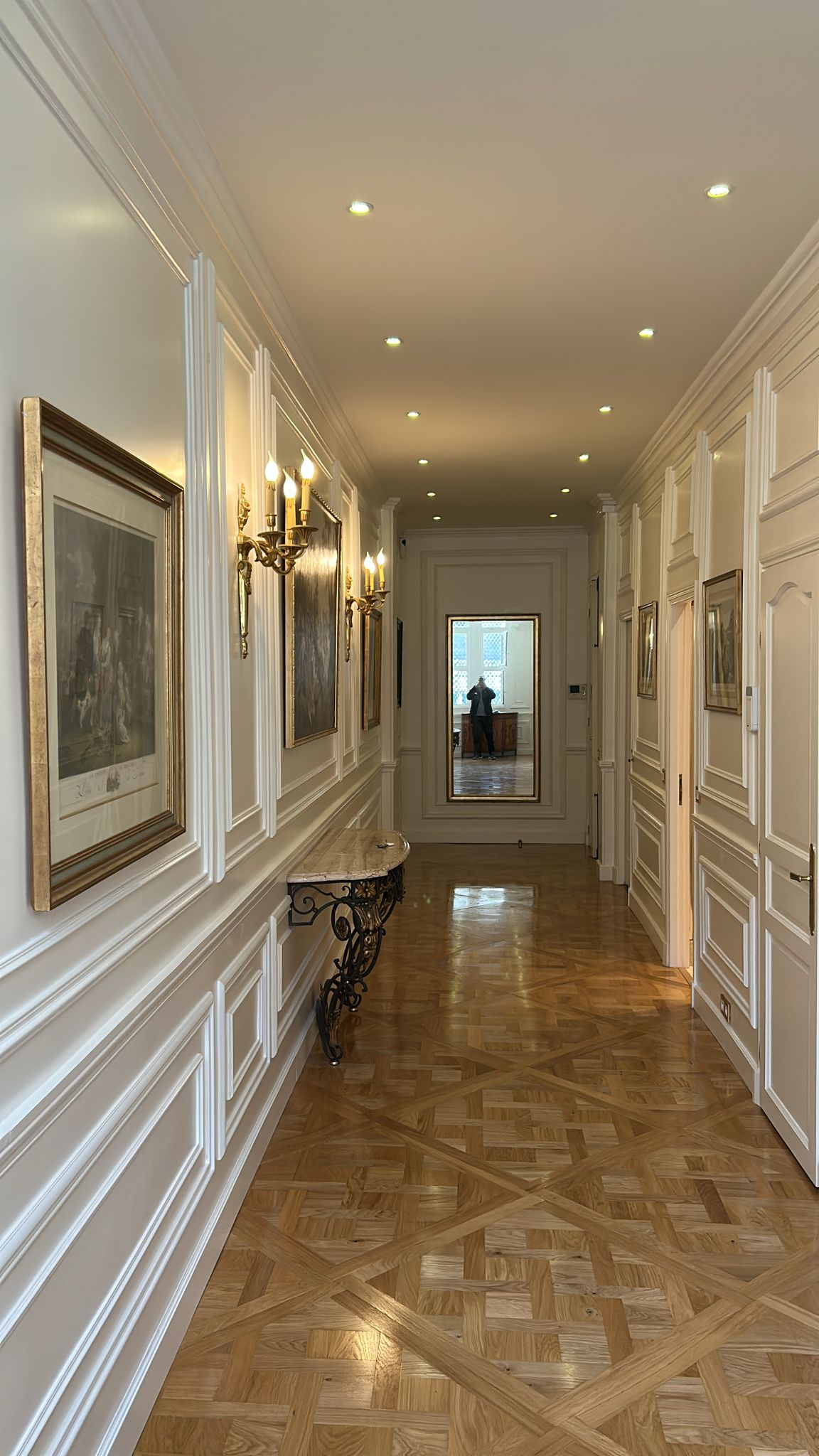 L’élégance des moulures en bois (Paris 7ème) L’Art de la Menuiserie au Service de votre Intérieur