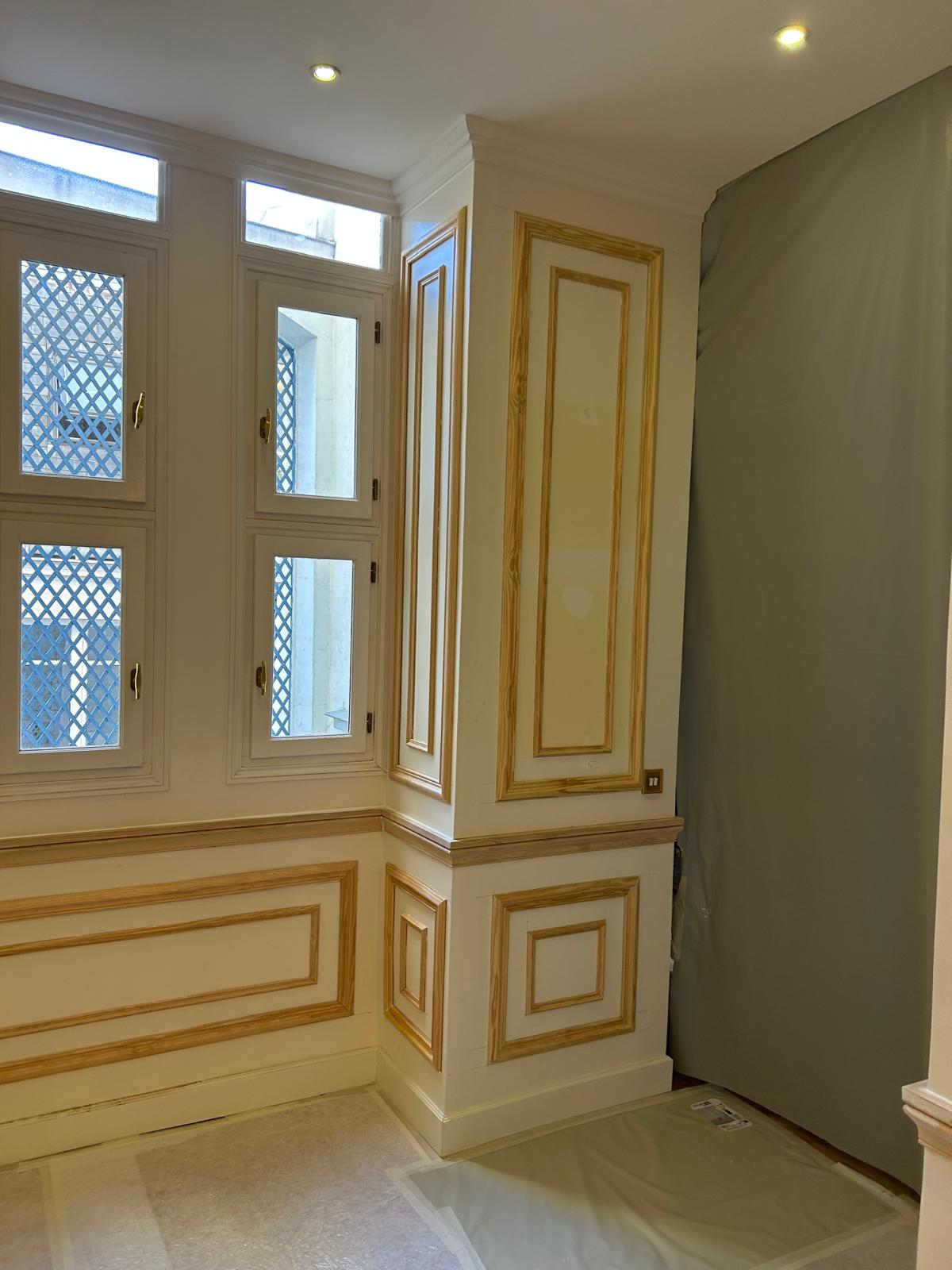 L’élégance des moulures en bois (Paris 7ème) L’Art de la Menuiserie au Service de votre Intérieur