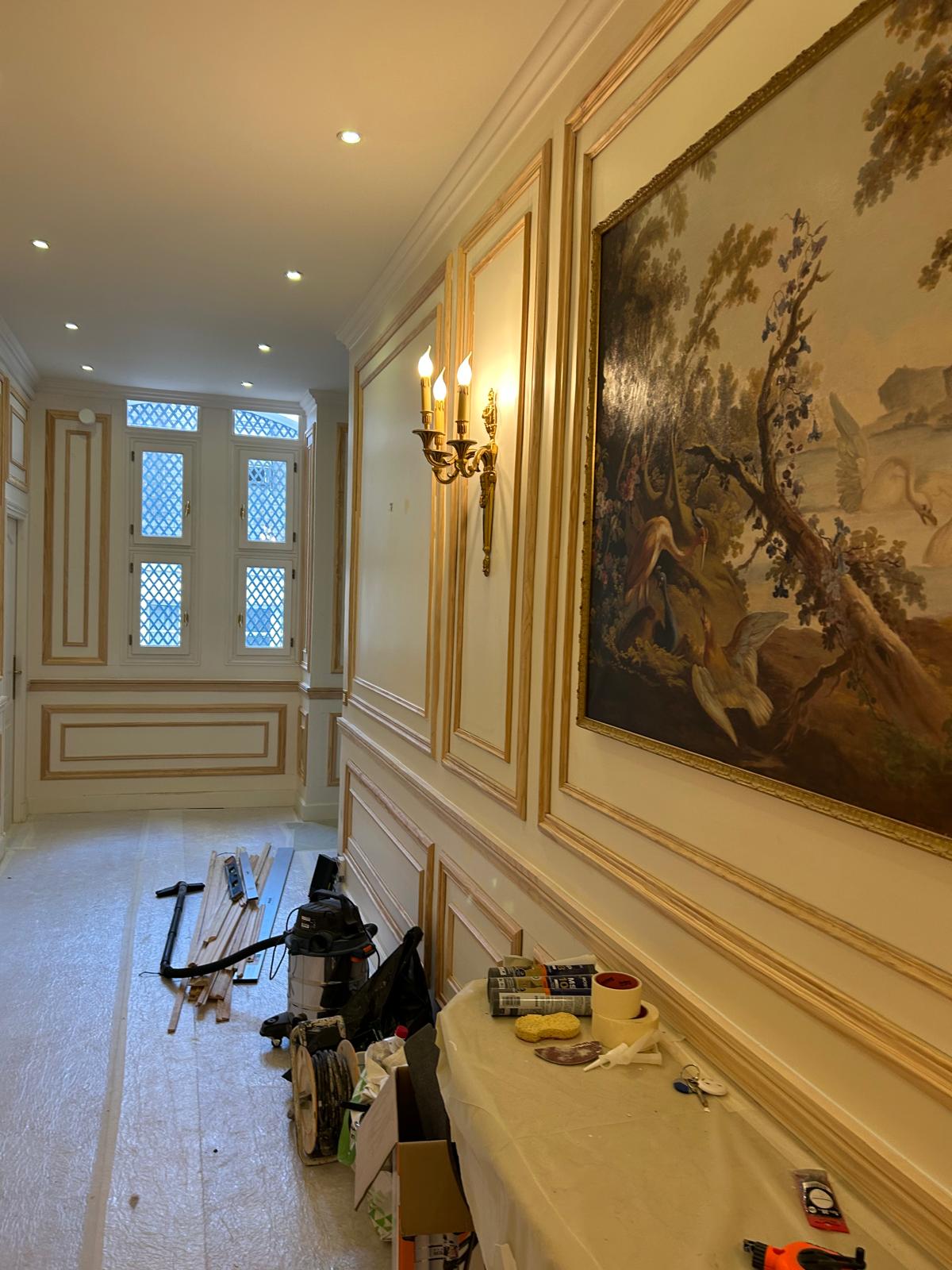 L’élégance des moulures en bois (Paris 7ème) L’Art de la Menuiserie au Service de votre Intérieur