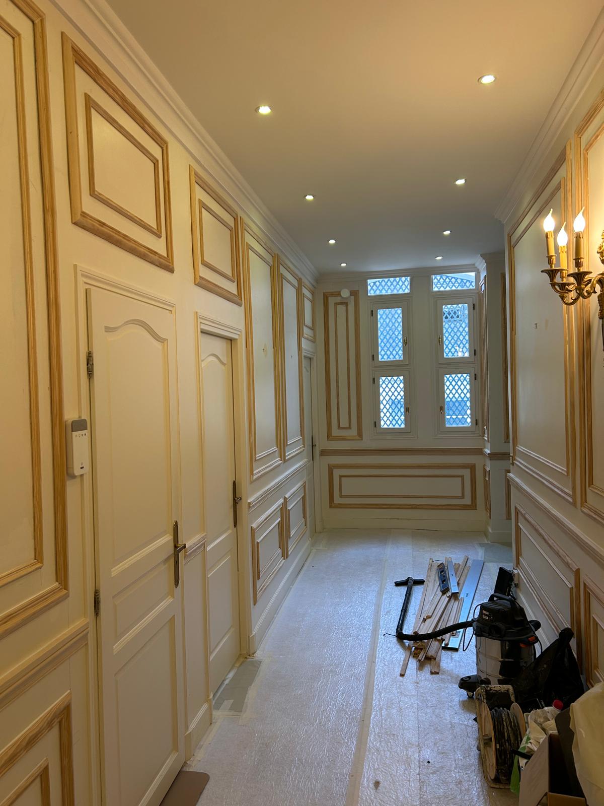 L’élégance des moulures en bois (Paris 7ème) L’Art de la Menuiserie au Service de votre Intérieur