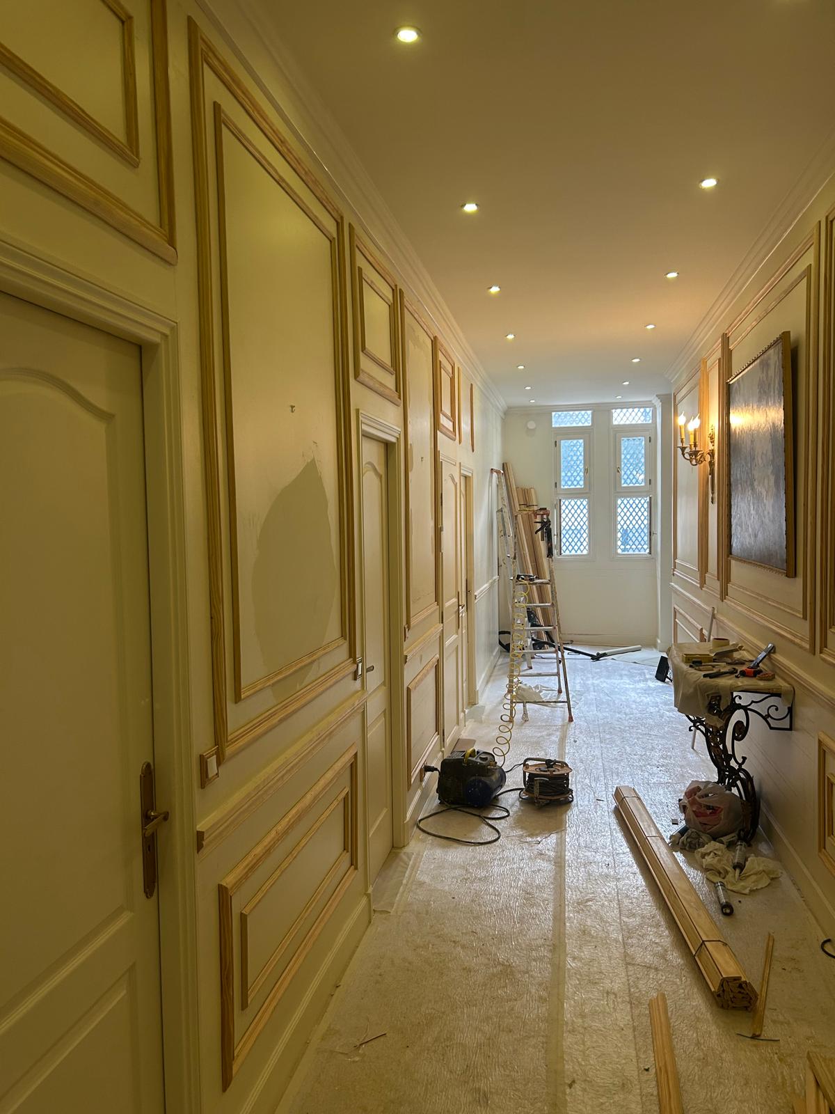 L’élégance des moulures en bois (Paris 7ème) L’Art de la Menuiserie au Service de votre Intérieur