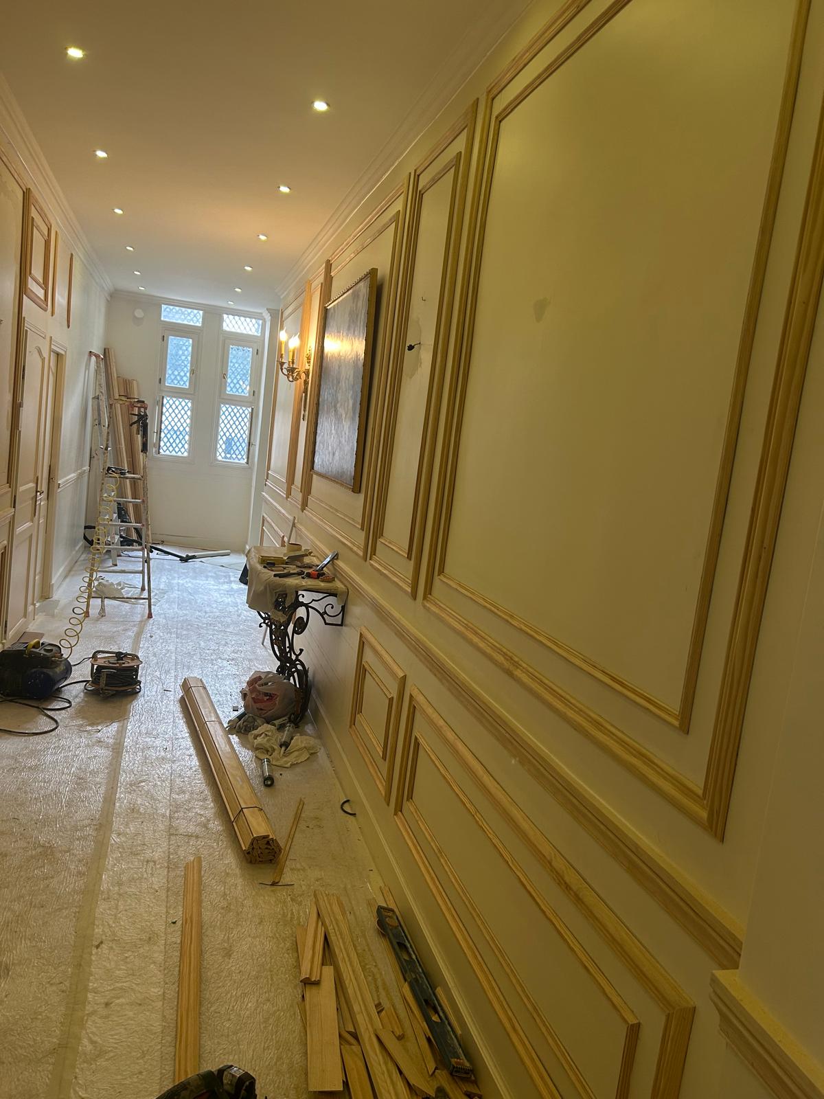 L’élégance des moulures en bois (Paris 7ème) L’Art de la Menuiserie au Service de votre Intérieur