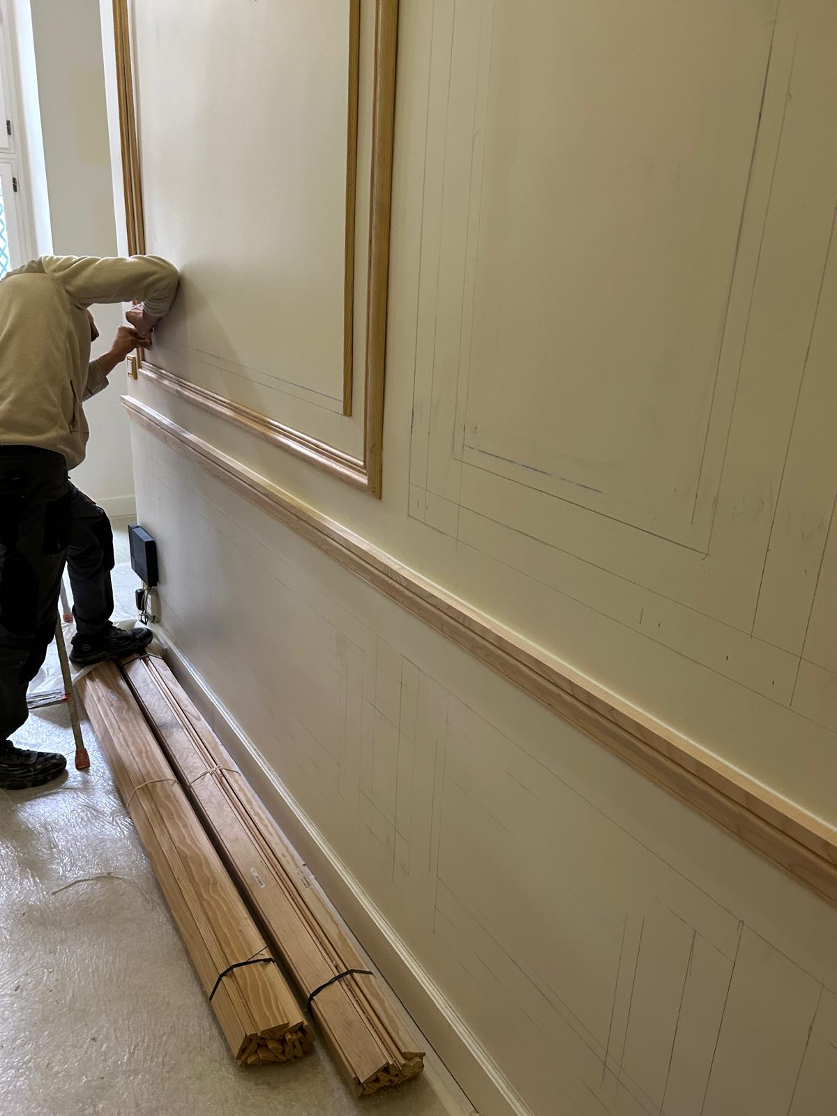 L’élégance des moulures en bois (Paris 7ème) L’Art de la Menuiserie au Service de votre Intérieur