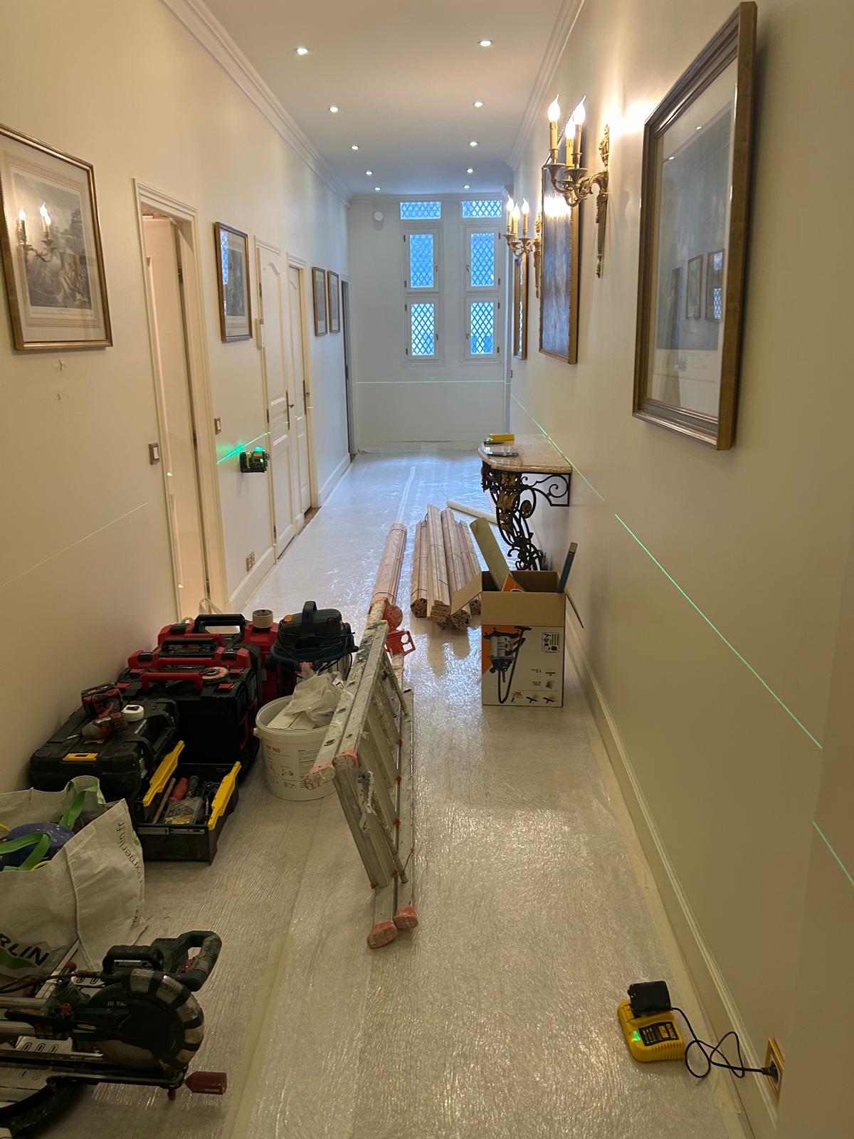 L’élégance des moulures en bois (Paris 7ème) L’Art de la Menuiserie au Service de votre Intérieur