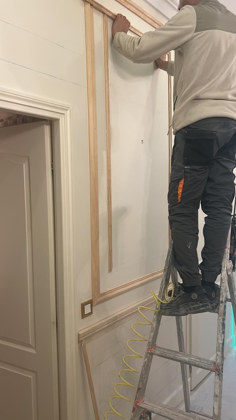 L’élégance des moulures en bois (Paris 7ème) L’Art de la Menuiserie au Service de votre Intérieur