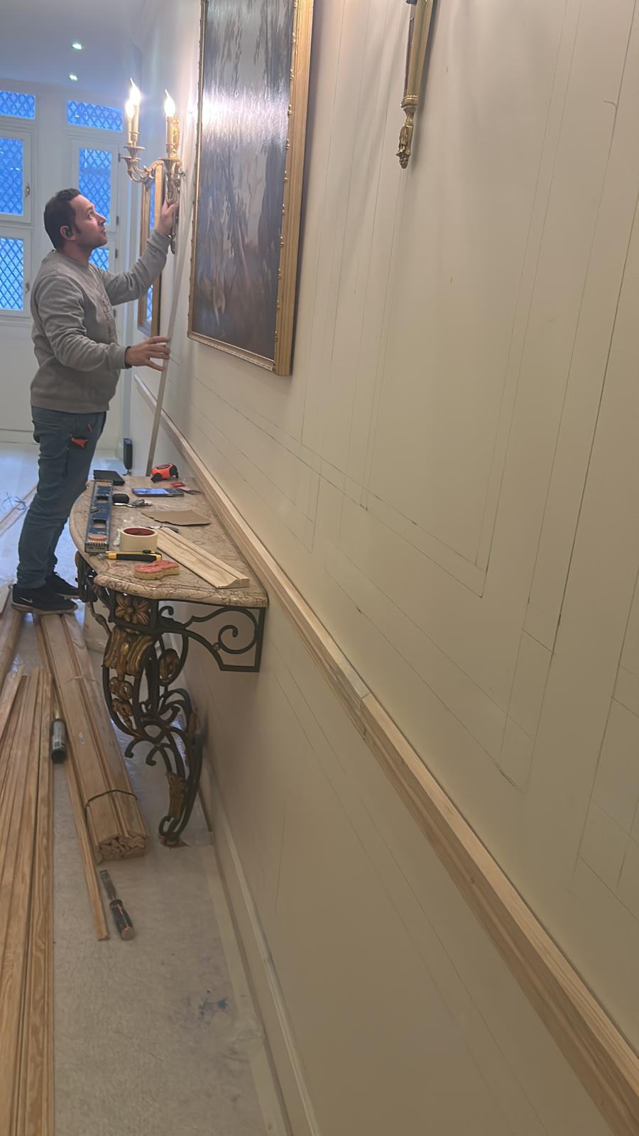 L’élégance des moulures en bois (Paris 7ème) L’Art de la Menuiserie au Service de votre Intérieur